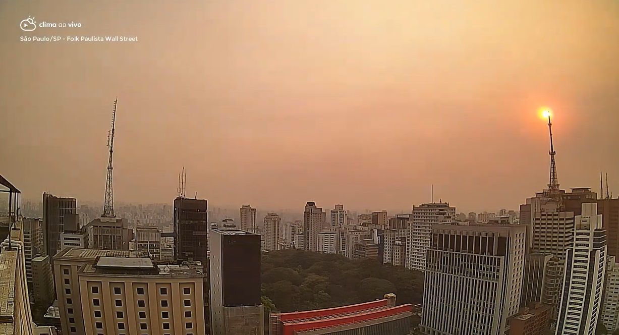 Vídeo: fumaças de queimadas no interior de São Paulo chegam e “engolem“ a capital Vídeo: fumaças de queimadas no interior de São Paulo chegam e “engolem“ a capital