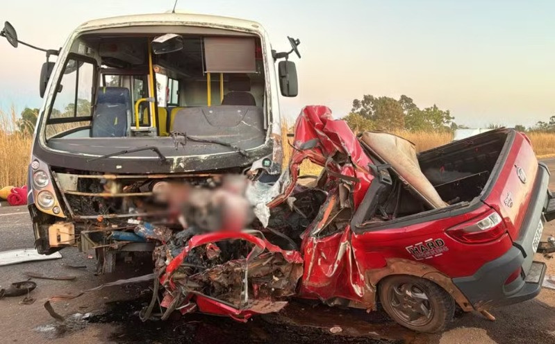 Acidente entre micro-ônibus e carro deixa 2 mortos e 4 feridos Acidente entre micro-ônibus e carro deixa 2 mortos e 4 feridos