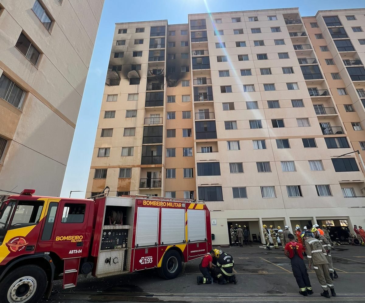 Vizinhos relatam explosão antes de incêndio em apartamento Vizinhos relatam explosão antes de incêndio em apartamento