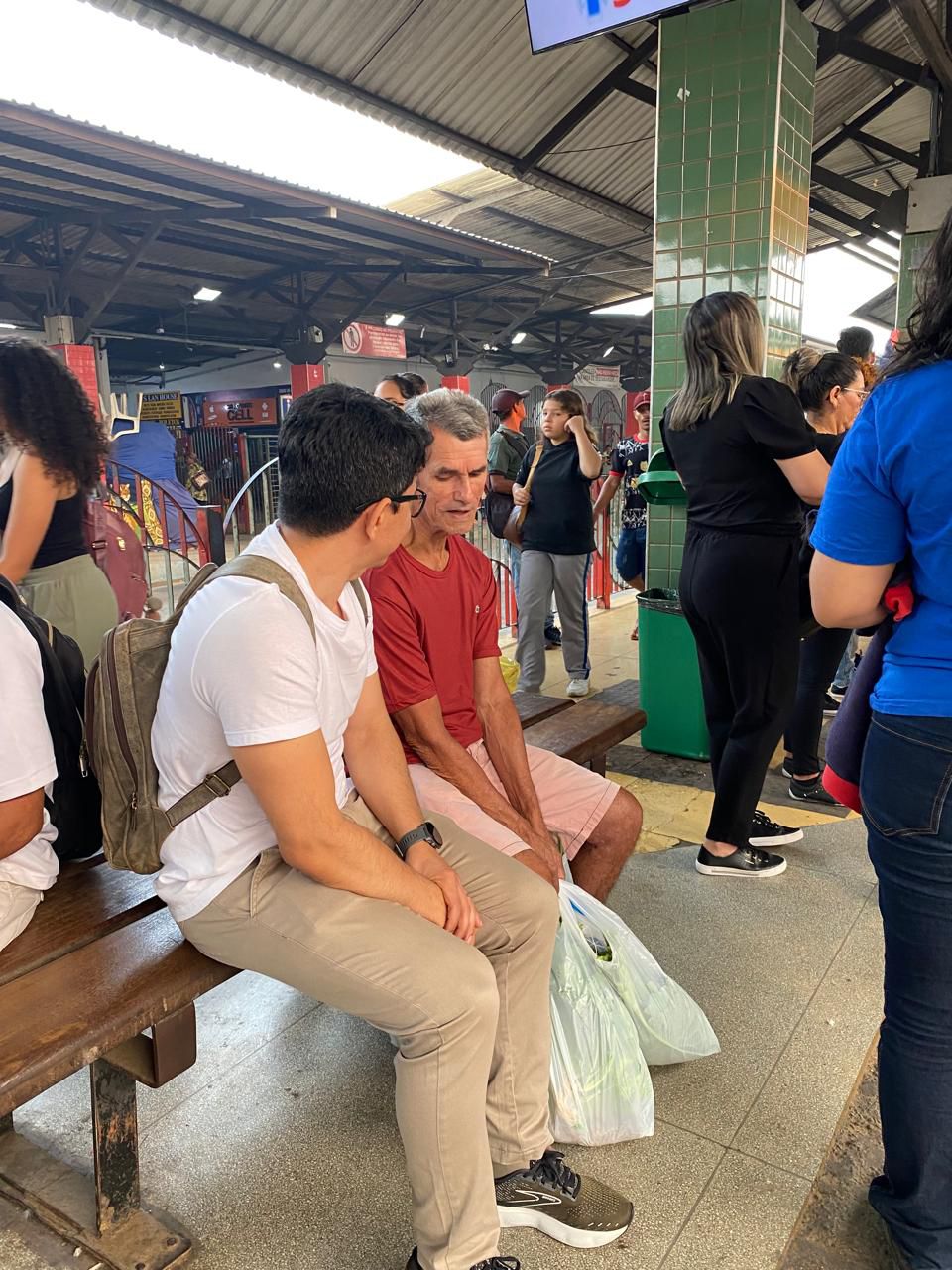 Jenilson anda de ônibus e promete acabar com taxa para uso de banheiro no Terminal – ac24horas.com Jenilson anda de ônibus e promete acabar com taxa para uso de banheiro no Terminal – ac24horas.com