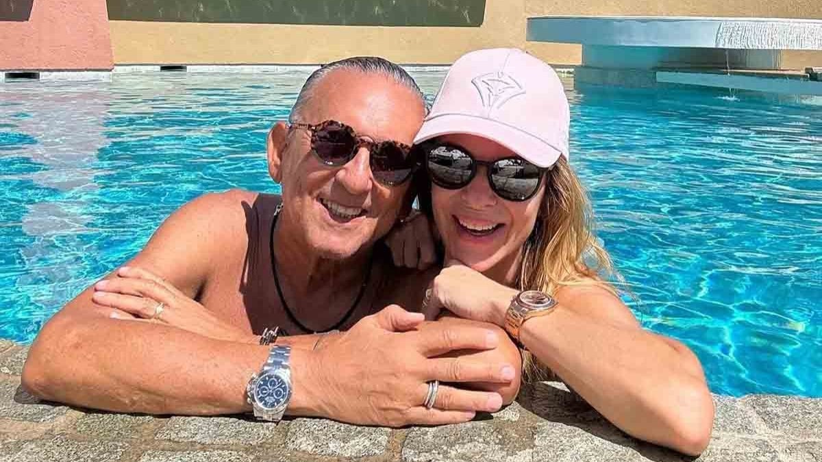 Galvão Bueno curte aniversário da esposa com piscina e balada Galvão Bueno curte aniversário da esposa com piscina e balada