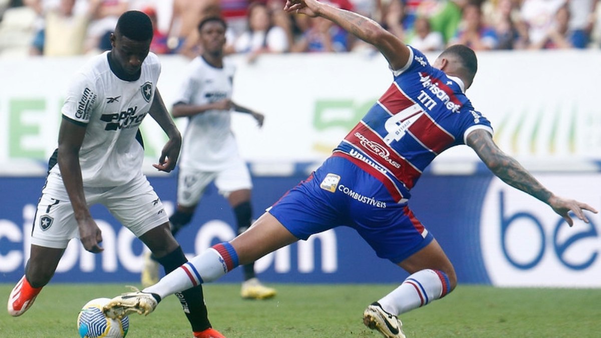 Botafogo enfrenta o Fortaleza em confronto direto pela liderança do Brasileirão Botafogo enfrenta o Fortaleza em confronto direto pela liderança do Brasileirão
