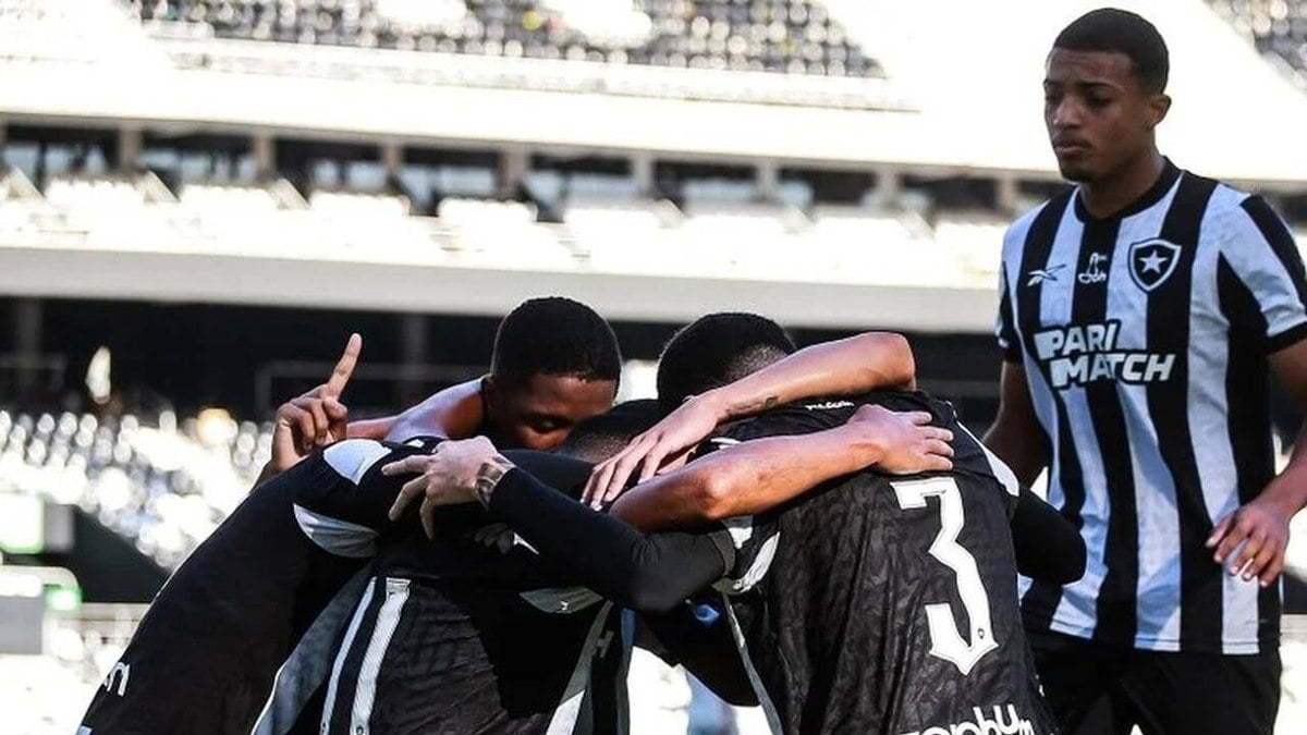 Botafogo faz grande partida, vence o Atlético no Brasileirão Sub20 e passa rival na tabela Botafogo faz grande partida, vence o Atlético no Brasileirão Sub20 e passa rival na tabela