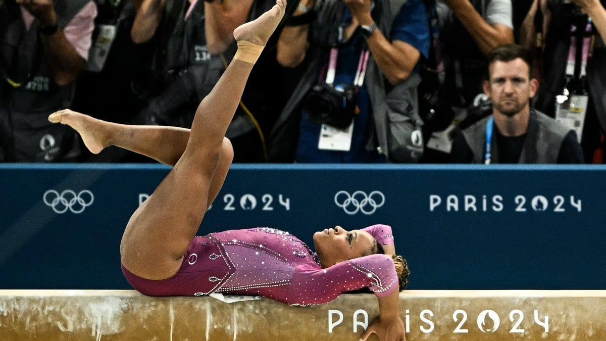 Rebeca Andrade e Simone Biles ficam fora do pódio na trave Rebeca Andrade e Simone Biles ficam fora do pódio na trave