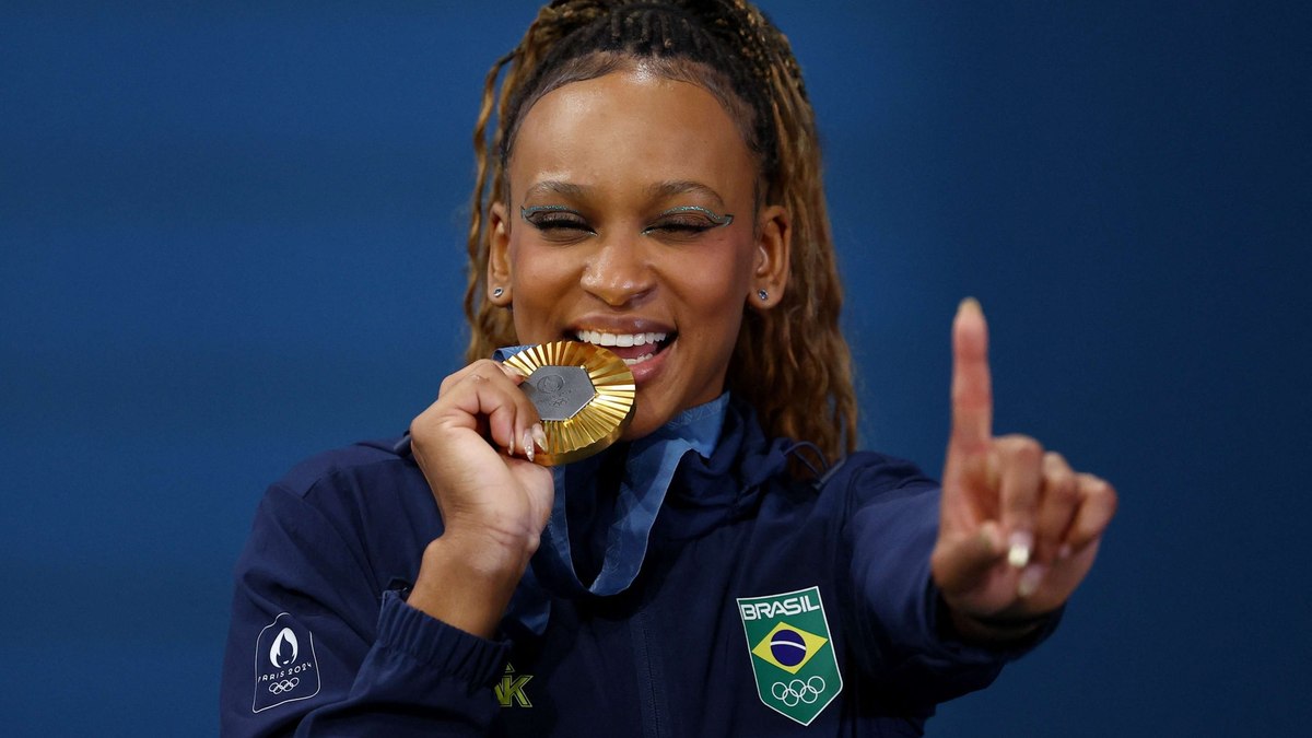 ouro de Rebeca tem foto histórica com reverência de Biles ouro de Rebeca tem foto histórica com reverência de Biles