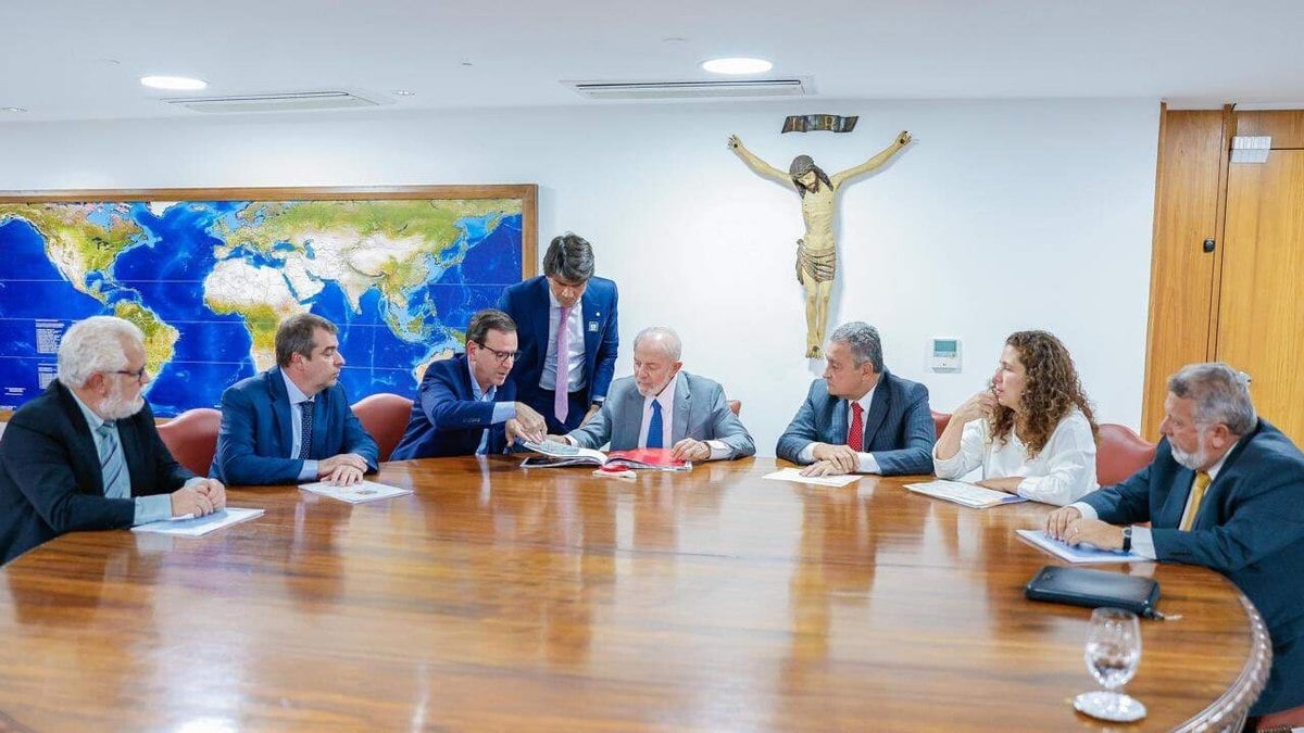 Eduardo Paes e Lula se reúnem para tratar de construção de estádio Eduardo Paes e Lula se reúnem para tratar de construção de estádio