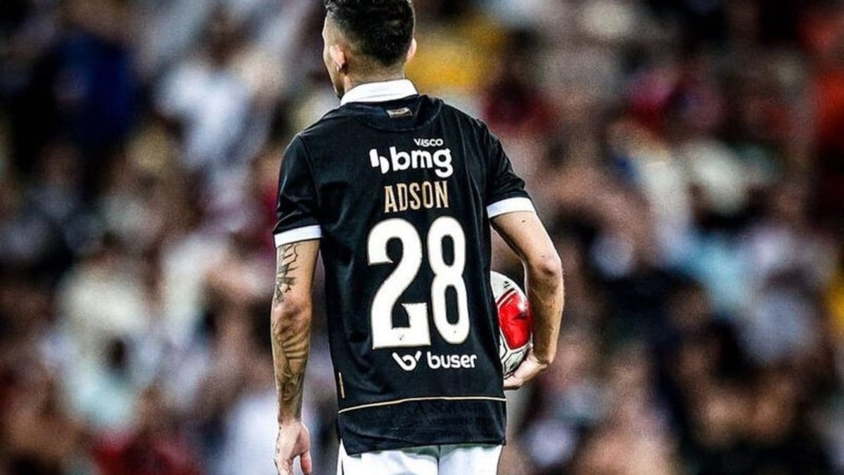 Vasco buscará reposição a Adson nos últimos dias de janela Vasco buscará reposição a Adson nos últimos dias de janela