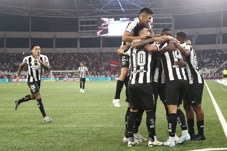 Botafogo goleia o Flamengo em clássico e volta a liderar o Brasileirão Botafogo goleia o Flamengo em clássico e volta a liderar o Brasileirão