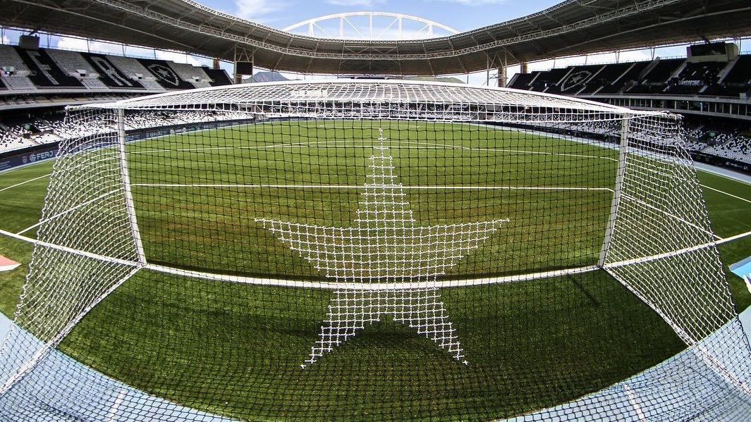 Torcedor do Botafogo faz gestos racistas em jogo contra o Palmeiras Torcedor do Botafogo faz gestos racistas em jogo contra o Palmeiras