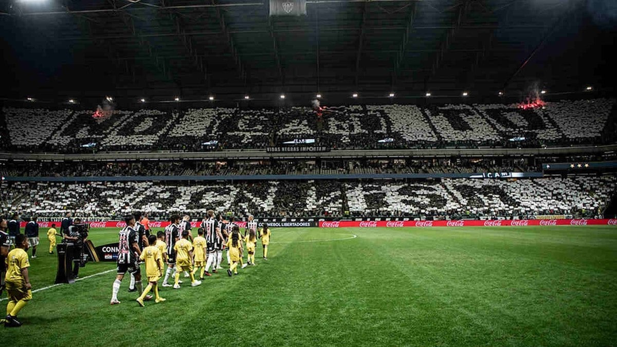 Com direito à mosaico, torcida do Atlético protesta contra o racismo Com direito à mosaico, torcida do Atlético protesta contra o racismo