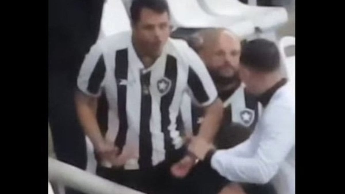 Botafogo identifica torcedor que fez gesto racista à torcida do Palmeiras Botafogo identifica torcedor que fez gesto racista à torcida do Palmeiras