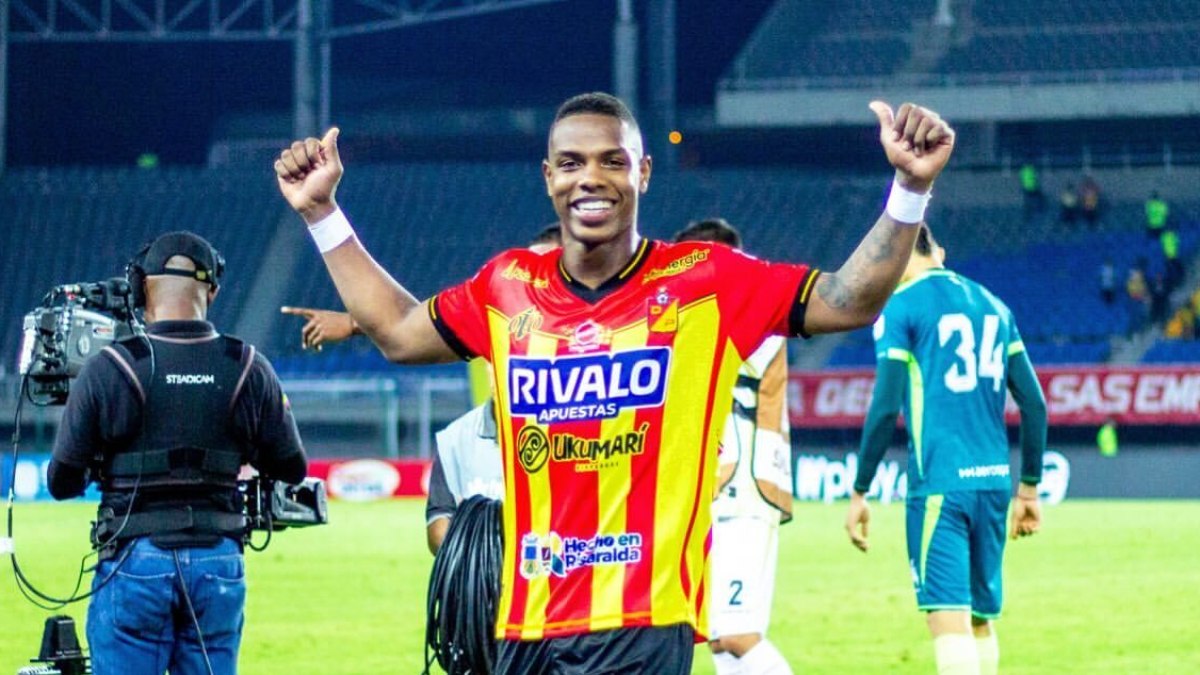 Santos faz proposta por Jean
Pestanã, zagueiro do Deportivo
Pereira (COL) Santos faz proposta por Jean
Pestanã, zagueiro do Deportivo
Pereira (COL)