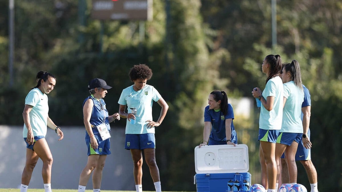 Seleção tem grupo dividido em último treino antes do jogo contra a Espanha Seleção tem grupo dividido em último treino antes do jogo contra a Espanha