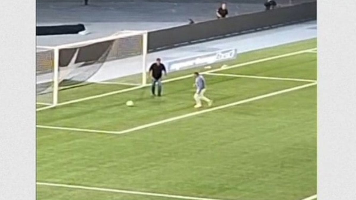 Zagueiro ou meia? Textor joga bola no Nilton Santos após vitória do Botafogo Zagueiro ou meia? Textor joga bola no Nilton Santos após vitória do Botafogo