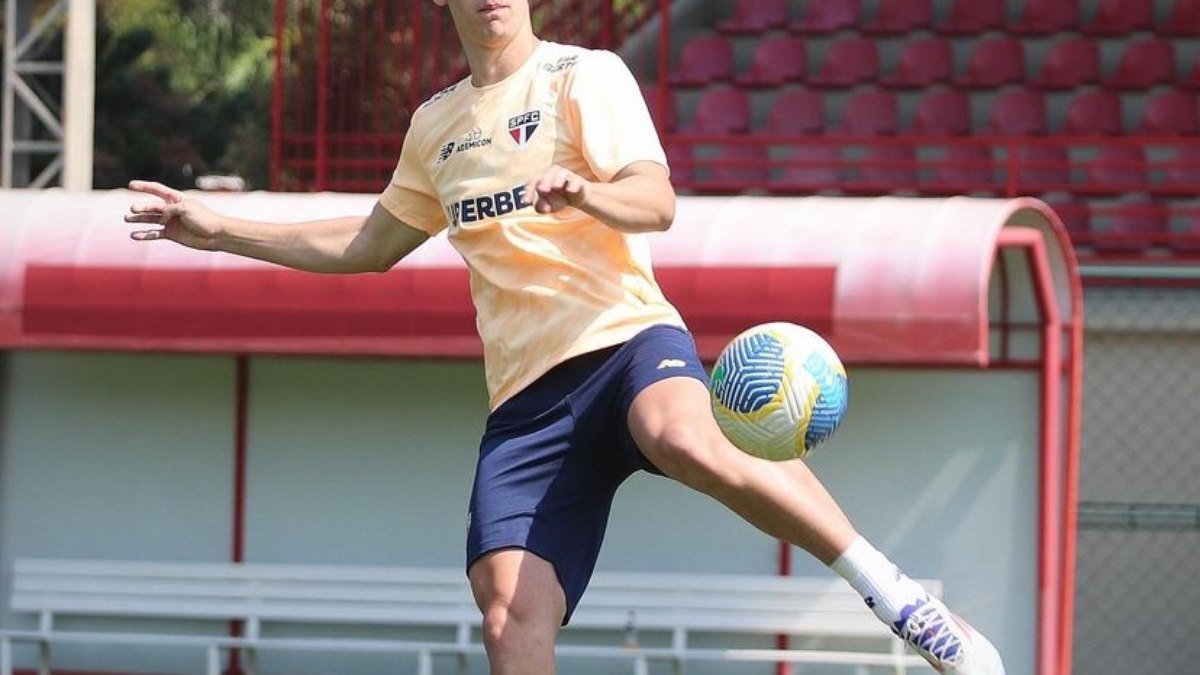 Patryck cai desacordado e pode desfalcar o São Paulo Libertadores Patryck cai desacordado e pode desfalcar o São Paulo Libertadores
