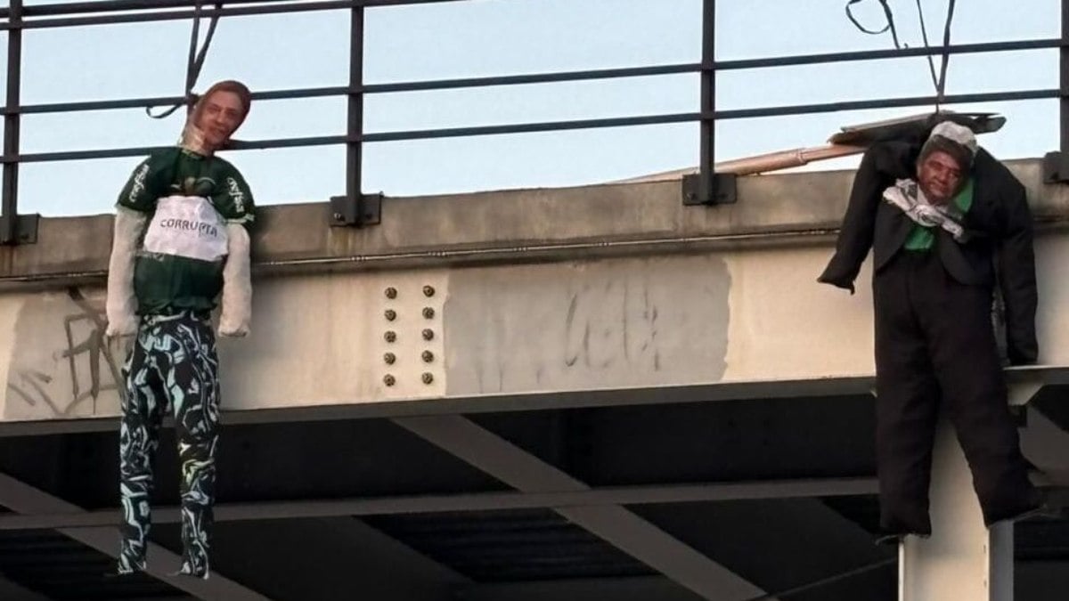 STJD denuncia Botafogo por boneco de Leila Pereira e pode perder mando de campo STJD denuncia Botafogo por boneco de Leila Pereira e pode perder mando de campo