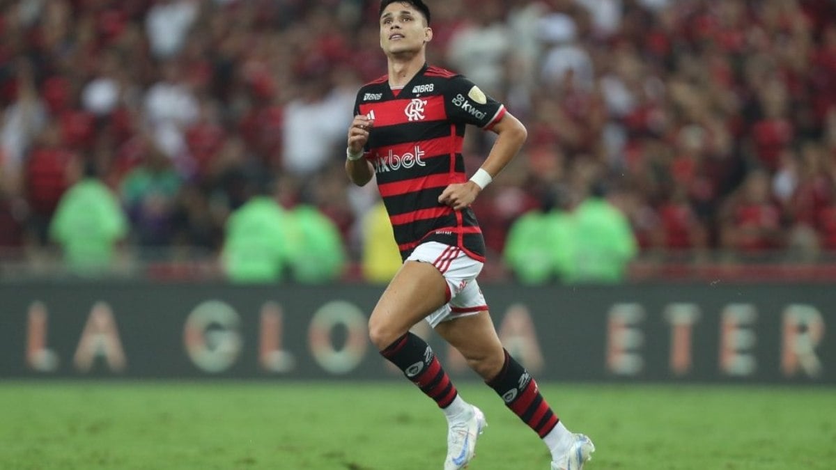 Flamengo larga na frente em confronto das oitavas contra o Bolívar Flamengo larga na frente em confronto das oitavas contra o Bolívar