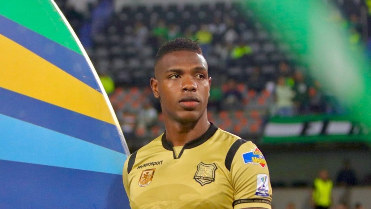 Santos recua por zagueiro colombiano e guarda nome para 2025 Santos recua por zagueiro colombiano e guarda nome para 2025