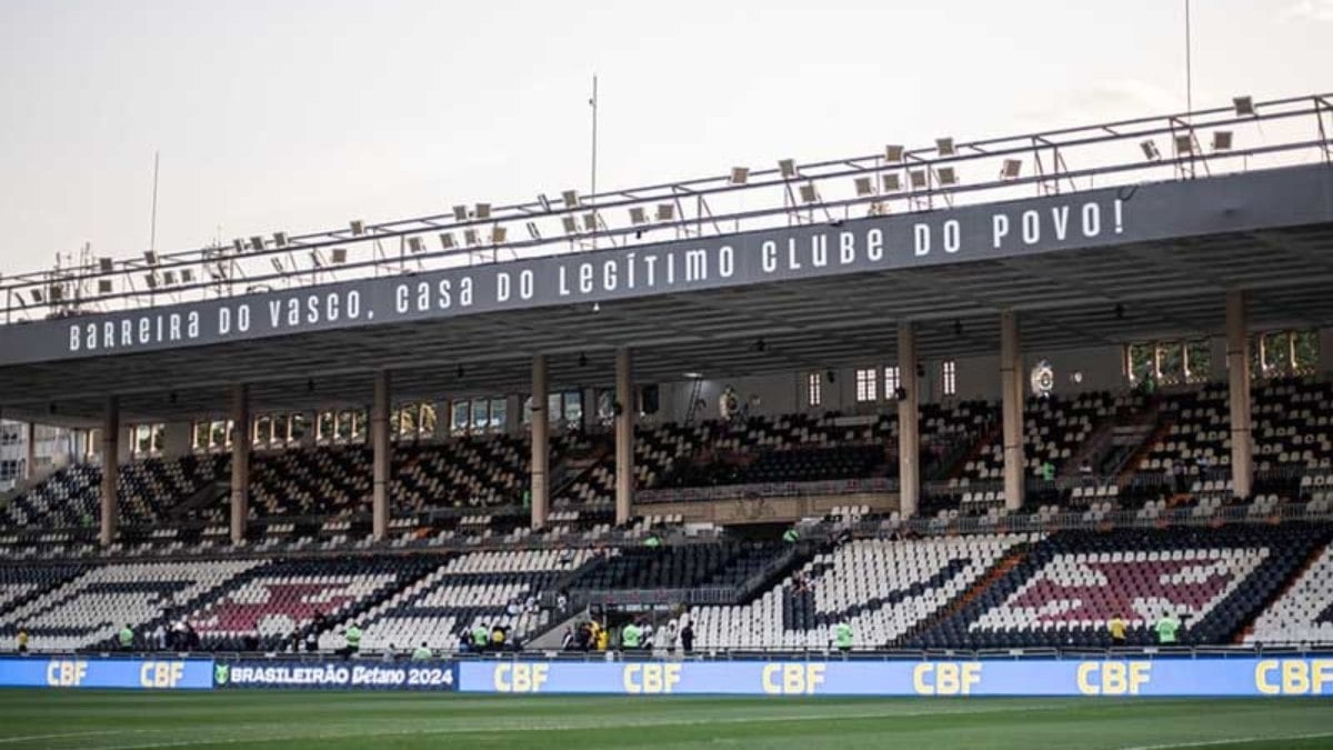 Vasco faz tratamento especial no gramado de São Januário Vasco faz tratamento especial no gramado de São Januário