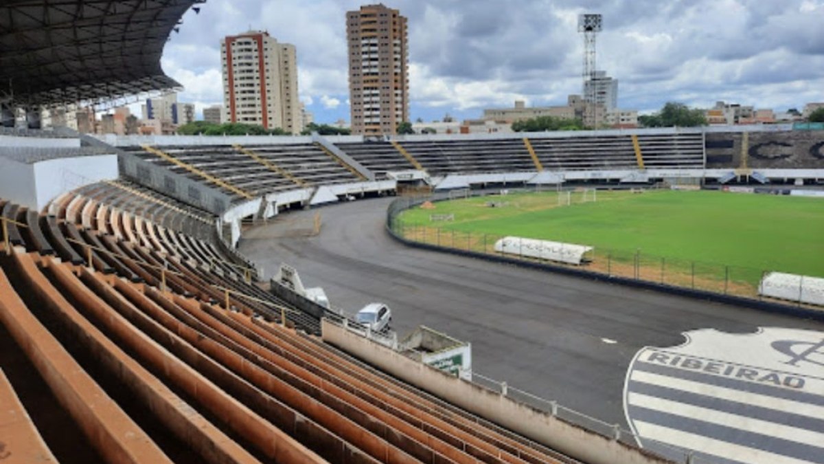 Queimadas em SP cancelam jogo de futebol e Meia Maratona Queimadas em SP cancelam jogo de futebol e Meia Maratona