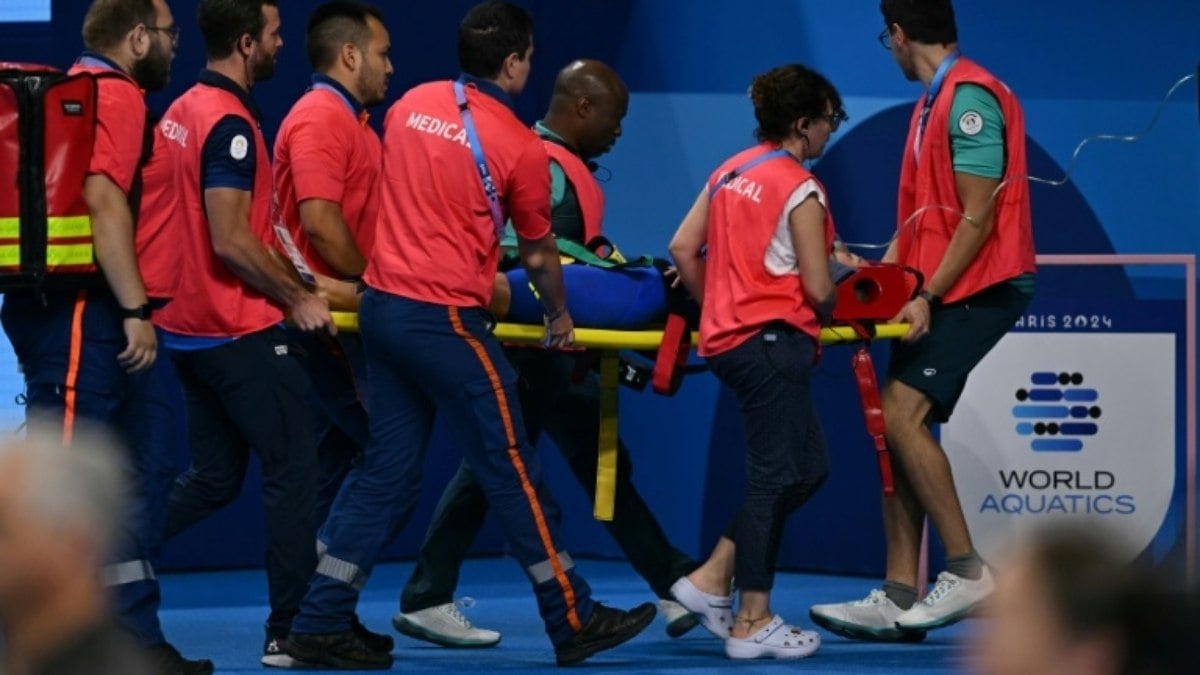 nadadora desmaia após
prova dos 200m medley e é retirada de maca nadadora desmaia após
prova dos 200m medley e é retirada de maca
