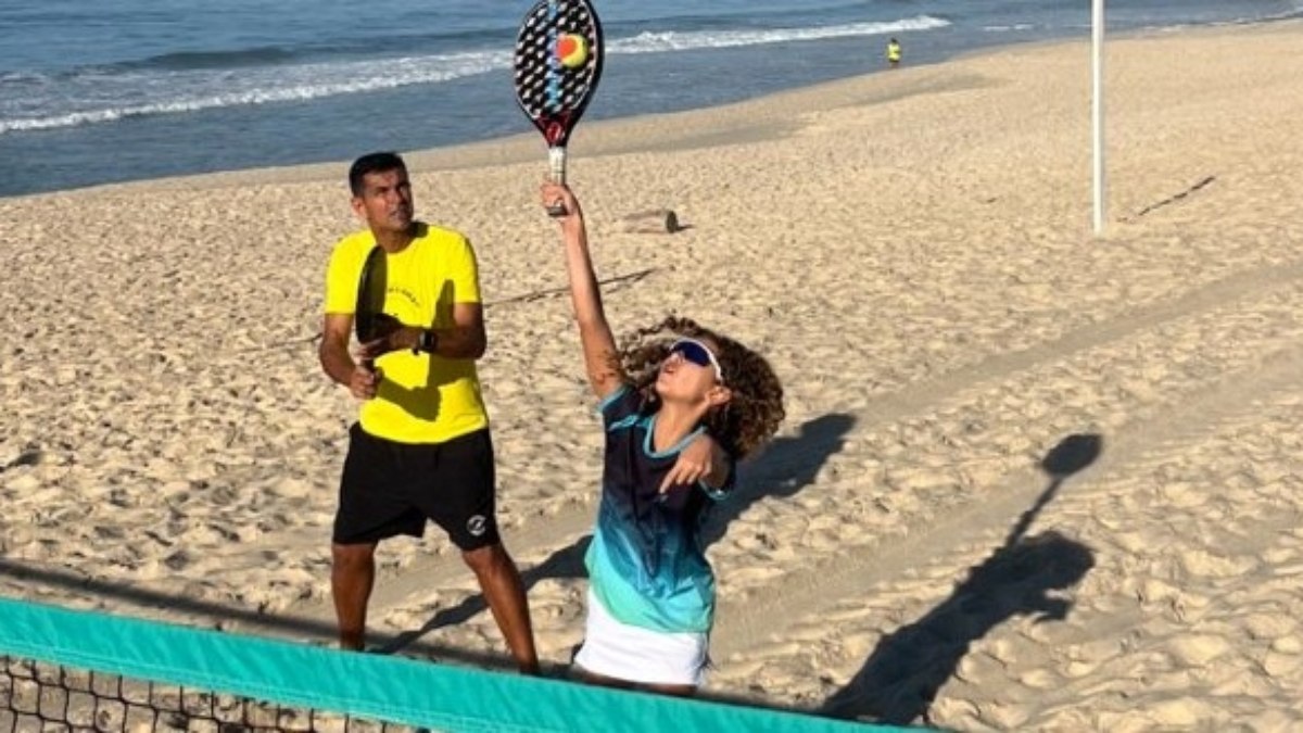 Professor carioca jogará em todos os points de Beach Tennis do Leme ao Pontal, no Rio de Janeiro, com sua filha Professor carioca jogará em todos os points de Beach Tennis do Leme ao Pontal, no Rio de Janeiro, com sua filha