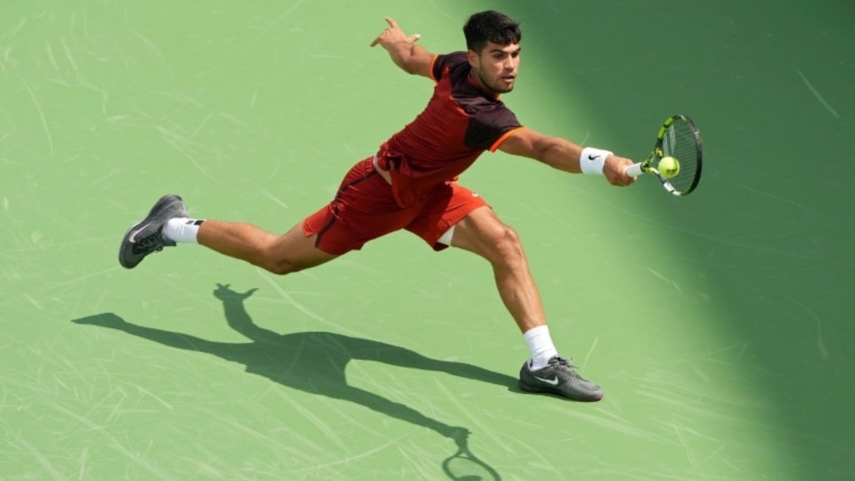 Alcaraz se desculpa por quebrar raquete após eliminação em Cincinnati Alcaraz se desculpa por quebrar raquete após eliminação em Cincinnati