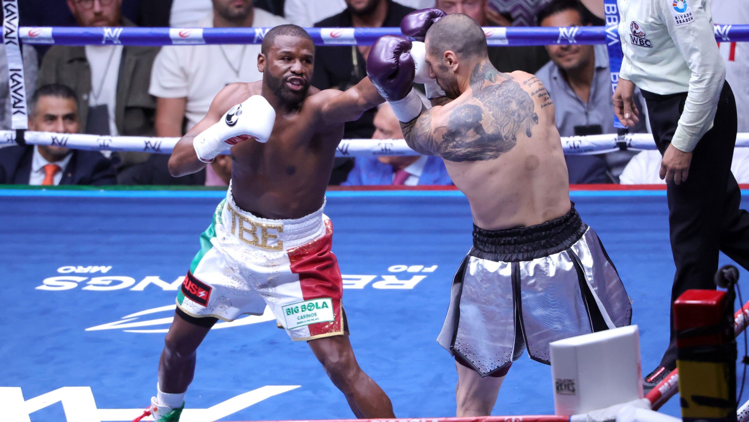 Boxe: Mayweather aplica golpes ilegais, empurra árbitro e é vaiado no México Boxe: Mayweather aplica golpes ilegais, empurra árbitro e é vaiado no México