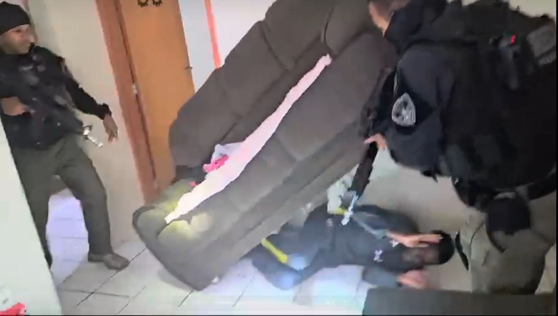 Vídeo: foragido da justiça se esconde em sofá para fugir da polícia no RJ Vídeo: foragido da justiça se esconde em sofá para fugir da polícia no RJ