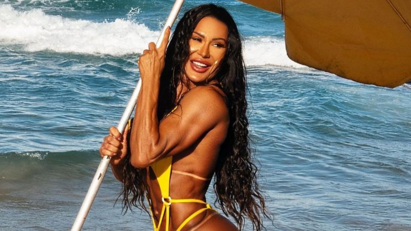Após presentes, Gracyanne conta que admirador secreto era uma mulher Após presentes, Gracyanne conta que admirador secreto era uma mulher
