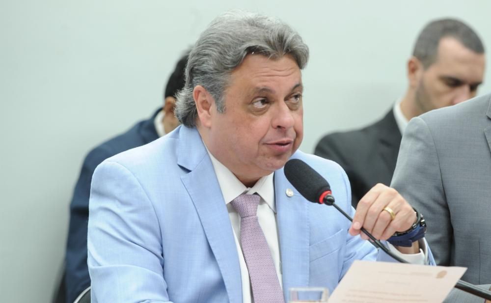 Presidente da comissão do Orçamento ameaça suspender leitura de relatório da LDO após ações sobre emendas Pix Presidente da comissão do Orçamento ameaça suspender leitura de relatório da LDO após ações sobre emendas Pix