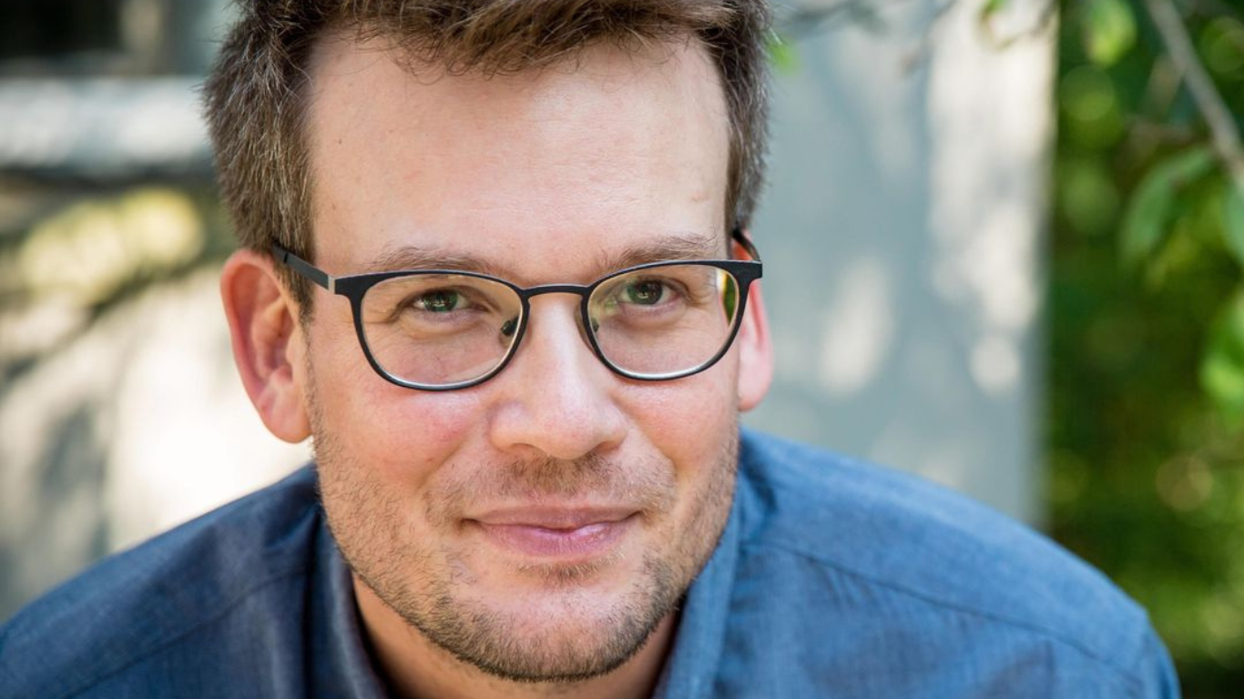 John Green completa 47 anos neste sábado; relembre 5 obras do autor John Green completa 47 anos neste sábado; relembre 5 obras do autor