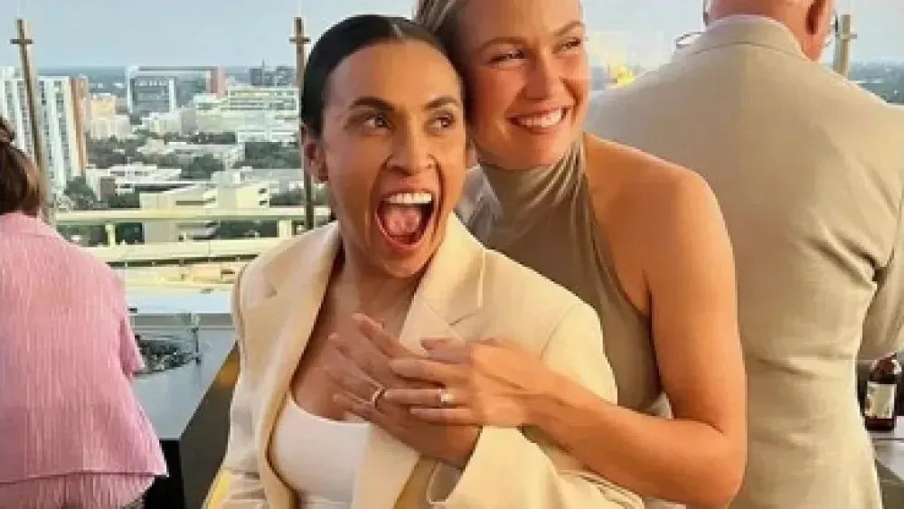 Marta e companheira de time ficam noivas nos Estados Unidos; assista Marta e companheira de time ficam noivas nos Estados Unidos; assista