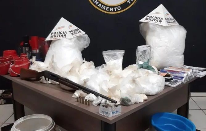 Laboratório de cocaína é localizado pela Polícia Militar em MG Laboratório de cocaína é localizado pela Polícia Militar em MG
