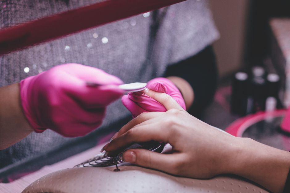 Unhas de gel, banho, esmaltação e blindagem: veja diferenças entre técnicas Unhas de gel, banho, esmaltação e blindagem: veja diferenças entre técnicas