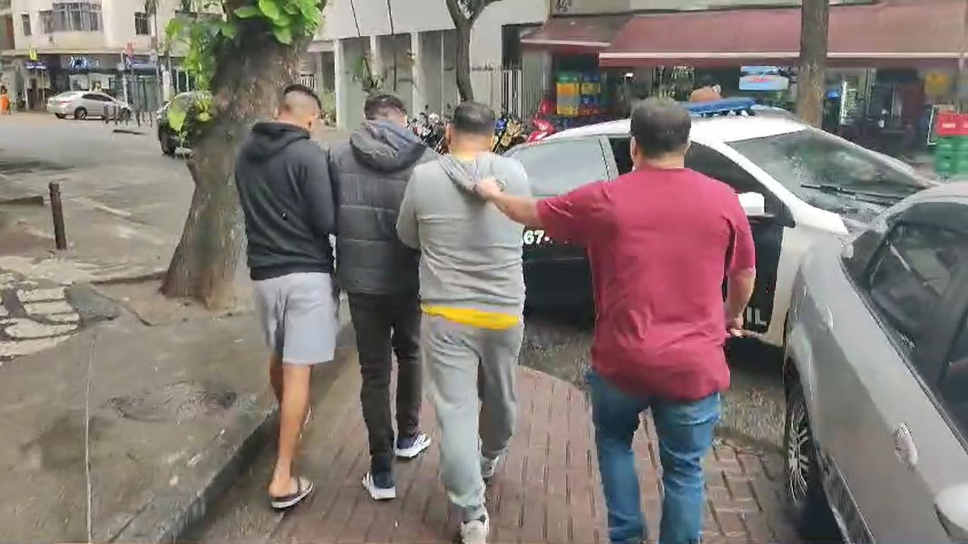 Grupo que oferecia ajuda a idosos em caixas eletrônicos é preso por golpes no Rio Grupo que oferecia ajuda a idosos em caixas eletrônicos é preso por golpes no Rio