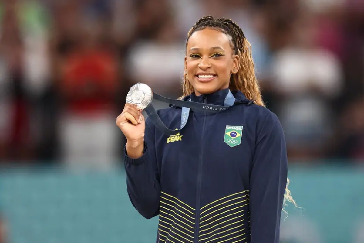 Rebeca Andrade conquista medalha de prata no individual geral feminino Rebeca Andrade conquista medalha de prata no individual geral feminino