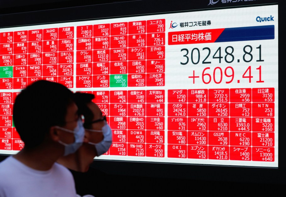 Ações japonesas se recuperam após maior queda em mais de 30 anos; índice de Tóquio salta 10% Ações japonesas se recuperam após maior queda em mais de 30 anos; índice de Tóquio salta 10%