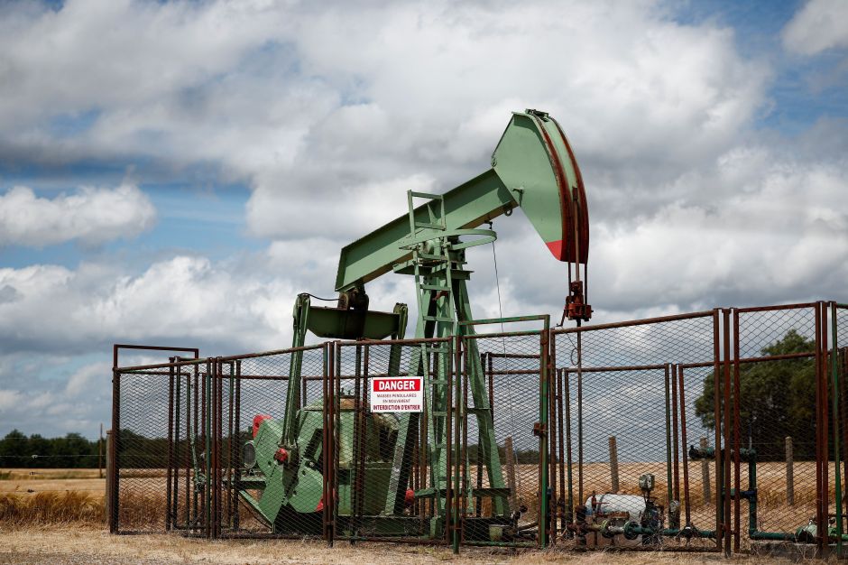Petróleo cai com perdas em bolsas compensarem tensão no Oriente Médio Petróleo cai com perdas em bolsas compensarem tensão no Oriente Médio