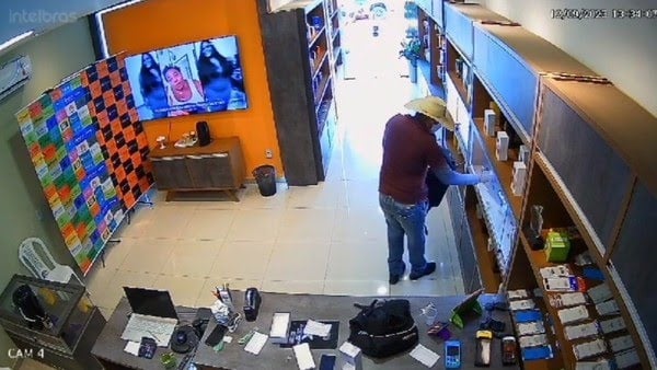 Grupo que roubou celulares em loja é condenado a 29 anos de prisão Grupo que roubou celulares em loja é condenado a 29 anos de prisão