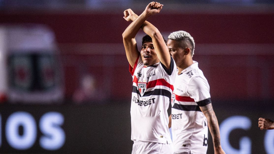 Promessa faz golaço, São Paulo vence Vitória e ganha uma posição no Brasileirão Promessa faz golaço, São Paulo vence Vitória e ganha uma posição no Brasileirão