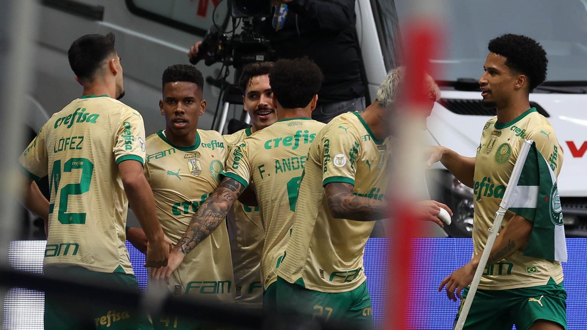 Palmeiras arrasa o Criciúma e assume a vice-liderança do Brasileirão Palmeiras arrasa o Criciúma e assume a vice-liderança do Brasileirão