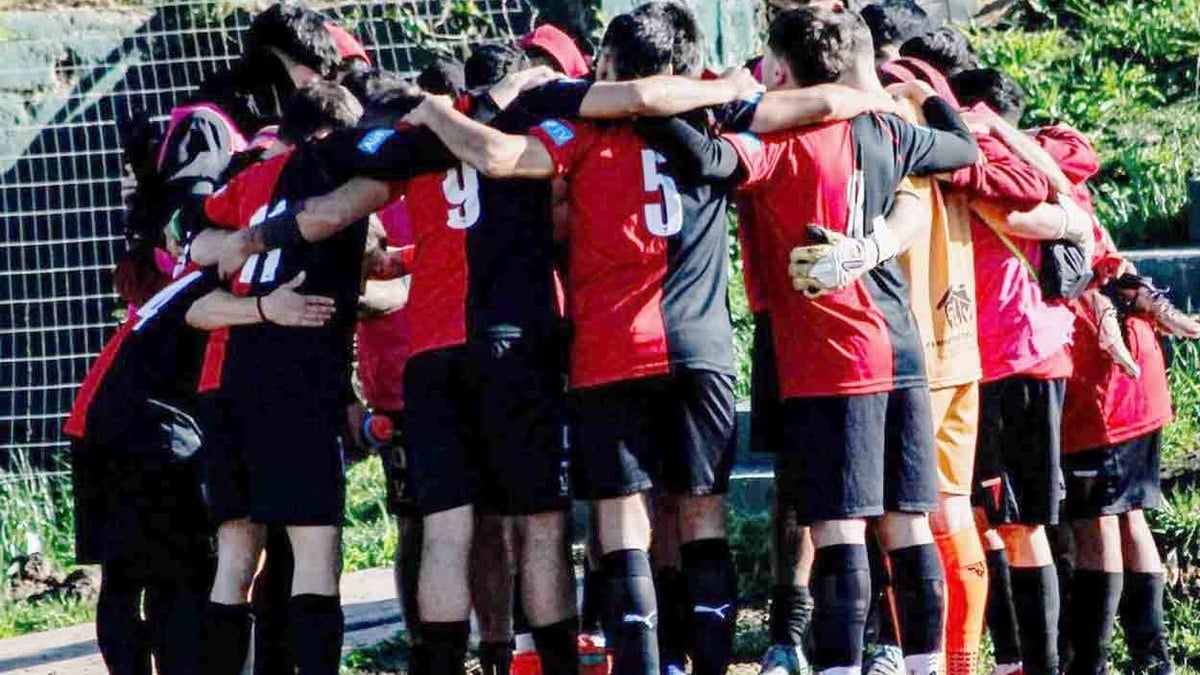 Jogador precisa ser socorrido após desmaiar em jogo da terceira divisão do Uruguai Jogador precisa ser socorrido após desmaiar em jogo da terceira divisão do Uruguai