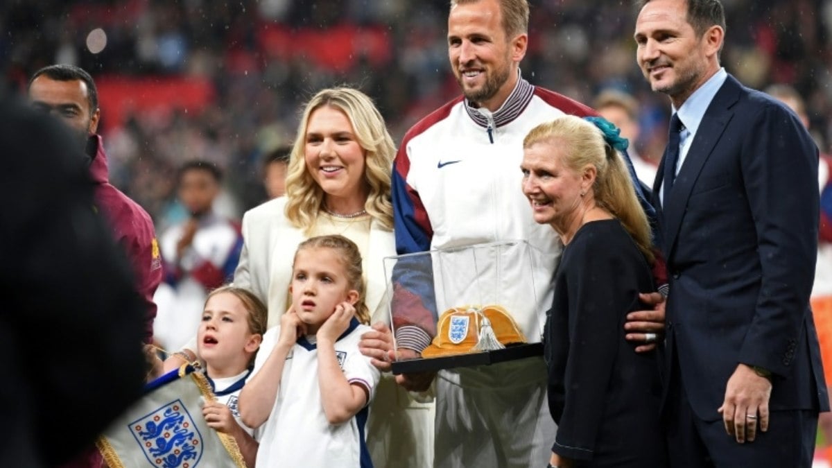 Kane marca 2 gols na vitória sobre a Finlândia (2-0) em seu 100º jogo pela Inglaterra Kane marca 2 gols na vitória sobre a Finlândia (2-0) em seu 100º jogo pela Inglaterra