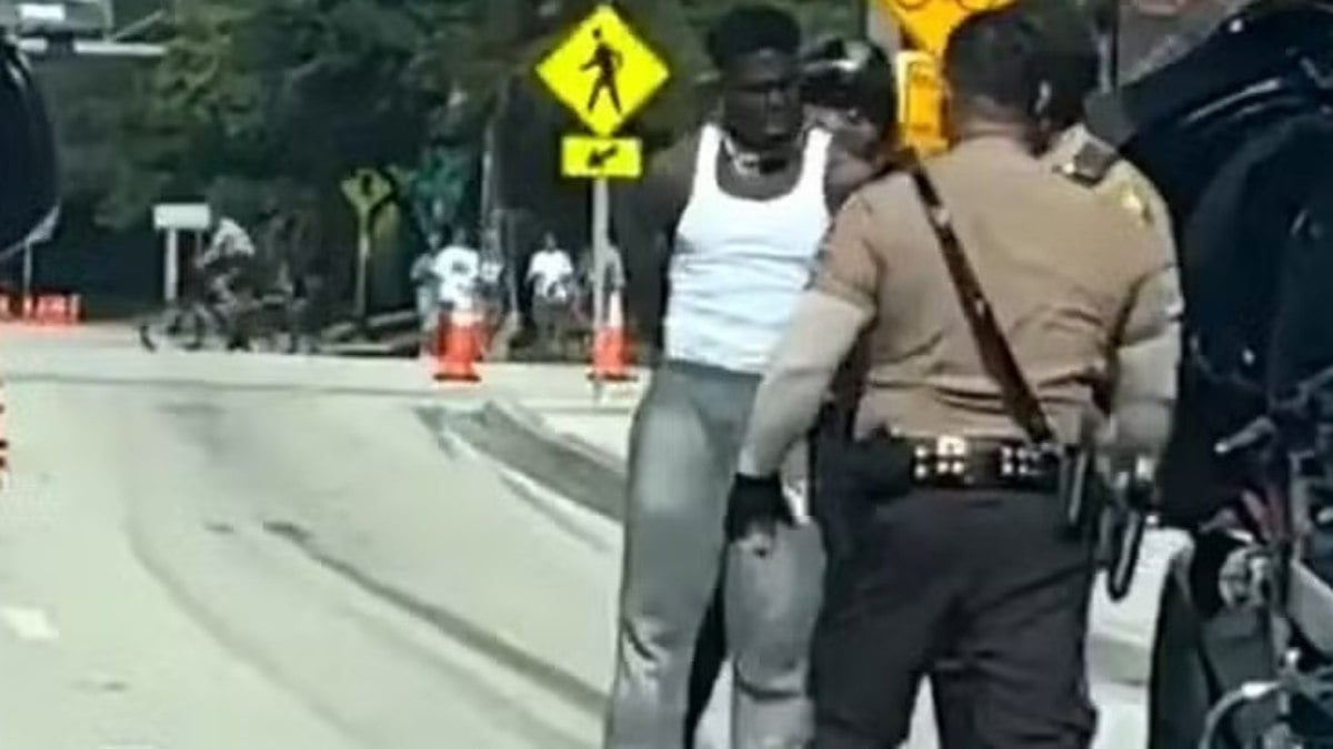 Astro da NFL exige demissão de policial após ser preso por infração de trânsito Astro da NFL exige demissão de policial após ser preso por infração de trânsito