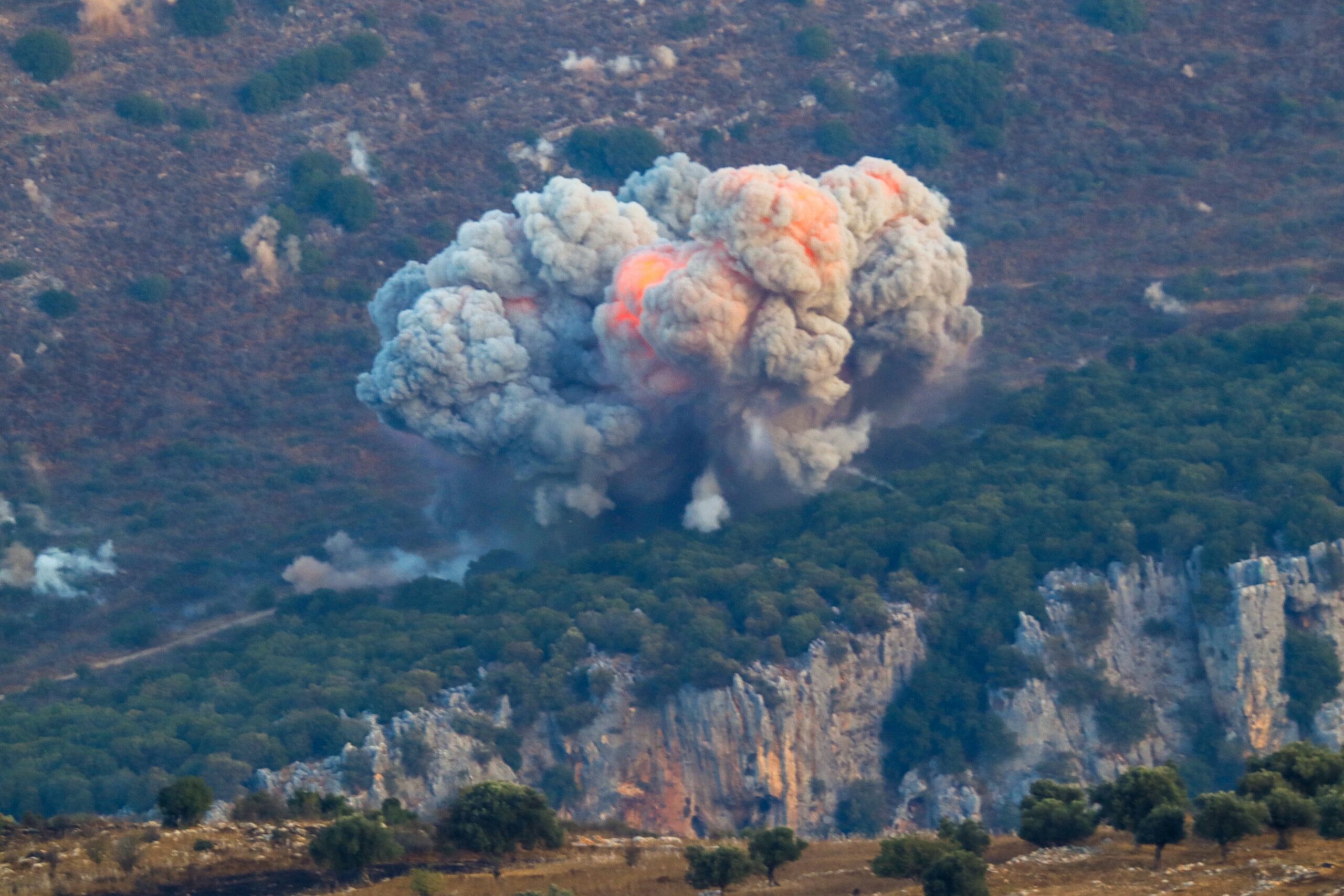 Novos bombardeios israelenses no Líbano deixam quase 50 mortos no domingo Novos bombardeios israelenses no Líbano deixam quase 50 mortos no domingo