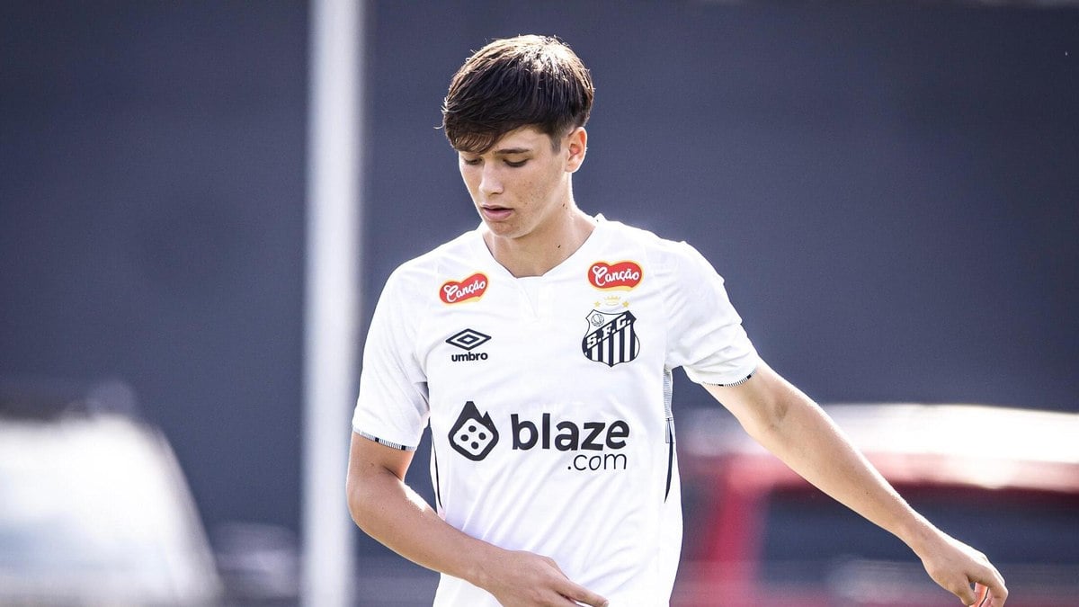 Promessa do Santos assina primeiro contrato profissional com multa milionária Promessa do Santos assina primeiro contrato profissional com multa milionária