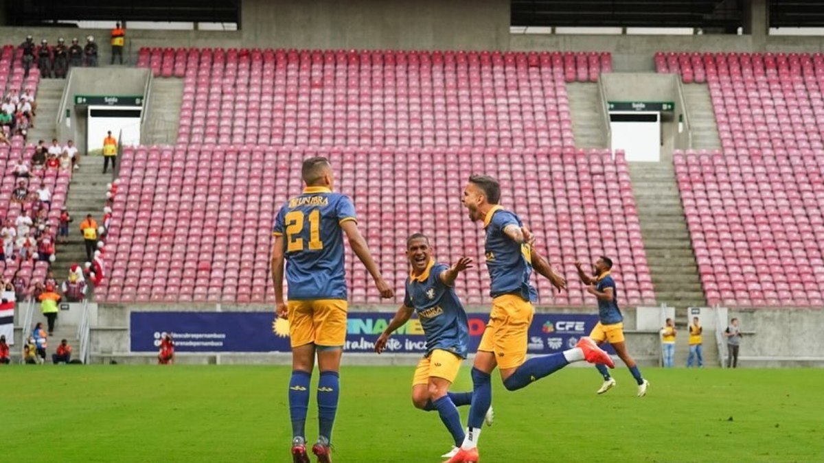 Retrô derrota Anápolis no jogo de volta e é campeão da Série D Retrô derrota Anápolis no jogo de volta e é campeão da Série D