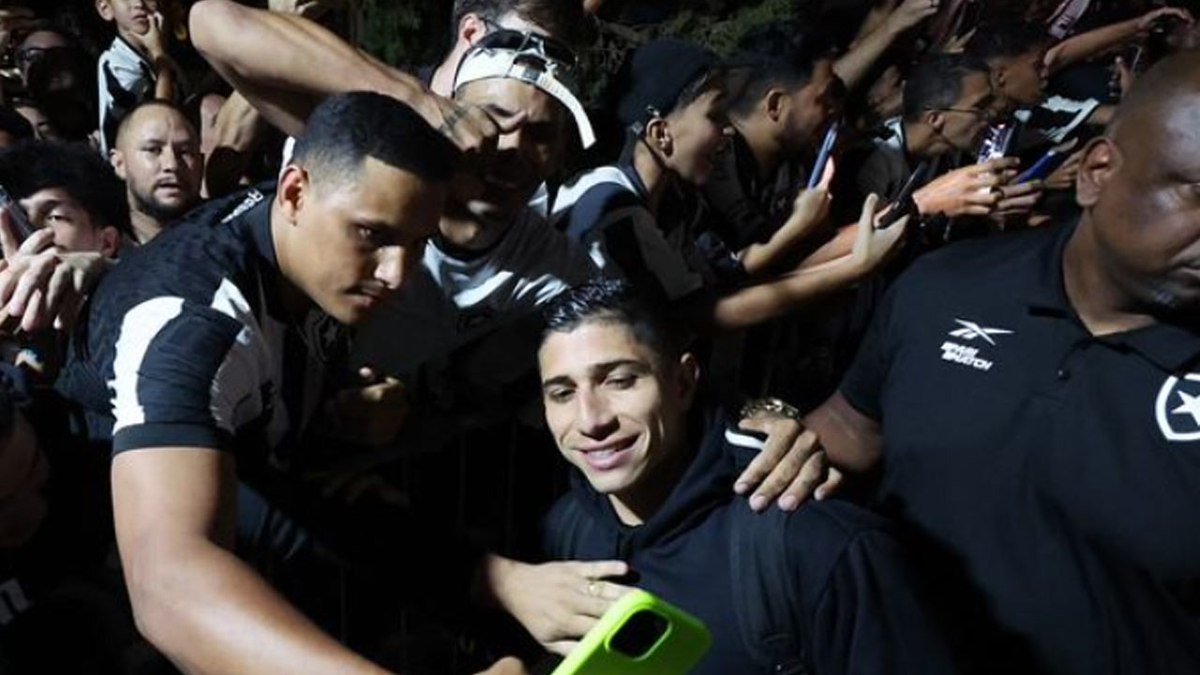 Botafogo chega a Brasília com festa e grande recepção aos jogadores Botafogo chega a Brasília com festa e grande recepção aos jogadores