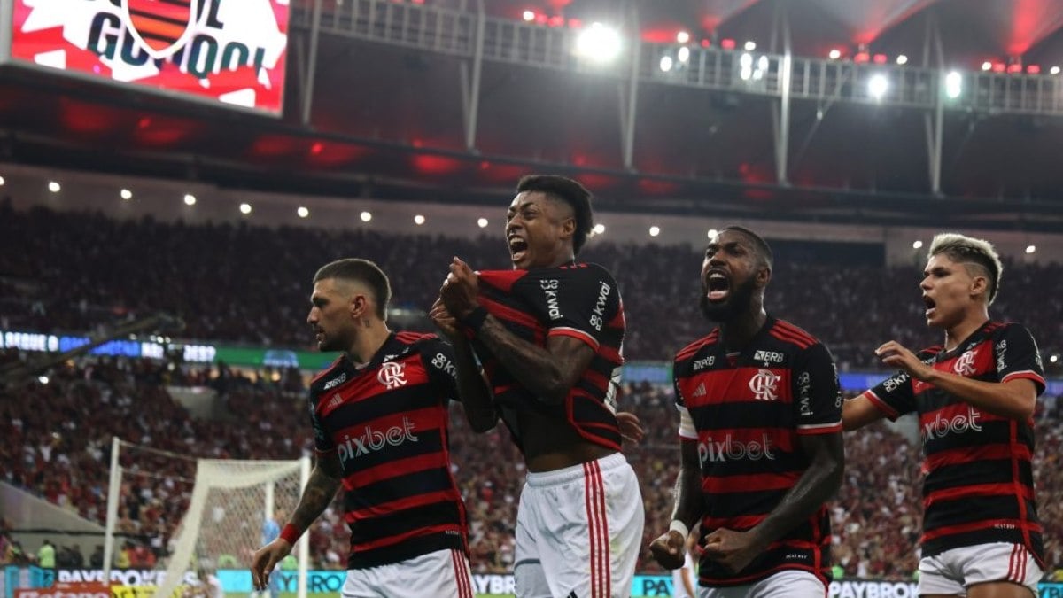 Flamengo vence o Bahia e carimba passagem para a semifinal Flamengo vence o Bahia e carimba passagem para a semifinal